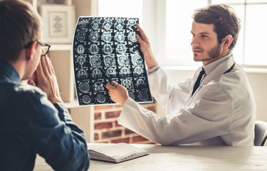 Ilustrasi dokter mendiagnosis pasien stroke.
