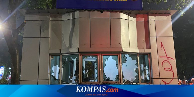Pos Polisi Dekat GBK Porak Poranda Usai Demo, Kaca Pecah dan Dinding Dicoret