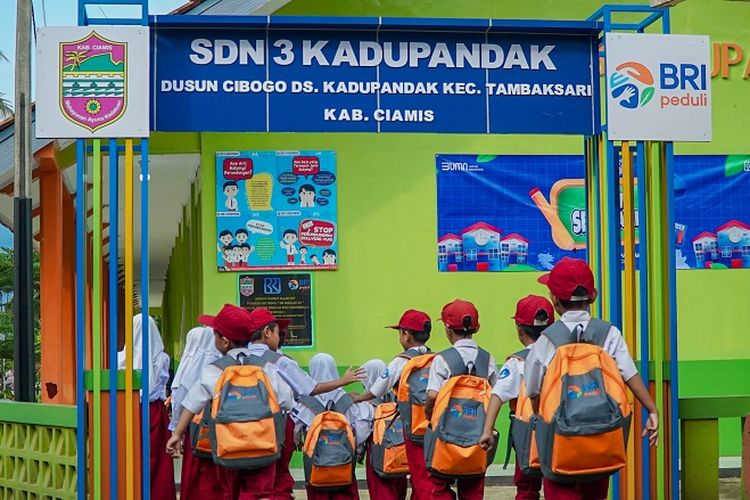 Bank Rakyat Indonesia (BRI) menggulirkan program BRI Peduli Ini Sekolahku untuk meningkatkan kualitas fasilitas pendidikan di Indonesia, salah satunya di SDN) 03 Kadupandak, di Dusun Cibogo, Desa Kadupandak, Kecamatan Tambaksari, Kabupaten Ciamis, Jawa Barat. 