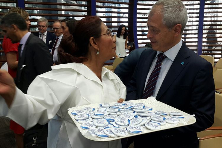 Menteri Kelautan dan Perikanan Susi Pudjiastuti menjajakan pin kepada hadirin di Kantor Pusat FAO di ROma, Italia, Selasa (5/6/2018). Pin tersebut berisi tema Our Ocean Conference yang akan diselenggarkan di Bali, 29-30 Oktober 2018.