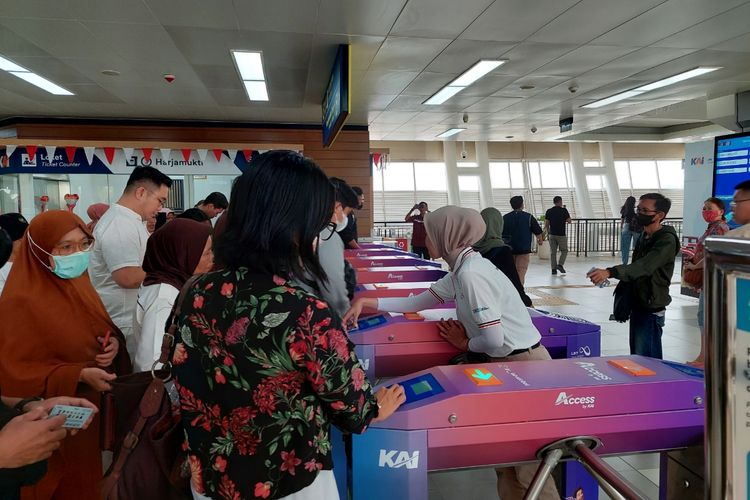 Antrean calon penumpang LRT Jabodebek di Stasiun Harjamukti, Depok, Jawa Barat, Senin (28/8/2023).