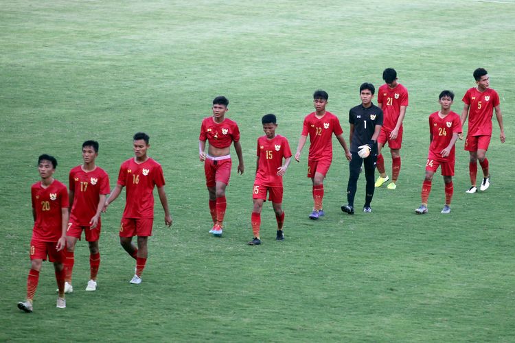 Pemain Timnas Indonesia U-16 seusai ujicoba melawan tim juara Soreatin 2019 U-17 PSBK Blitar yang berakhir dengan skor 5-1 di Stadion Gelora Delta Sidoarjo, Jawa Timur, Kamis (23/01/2020) sore.