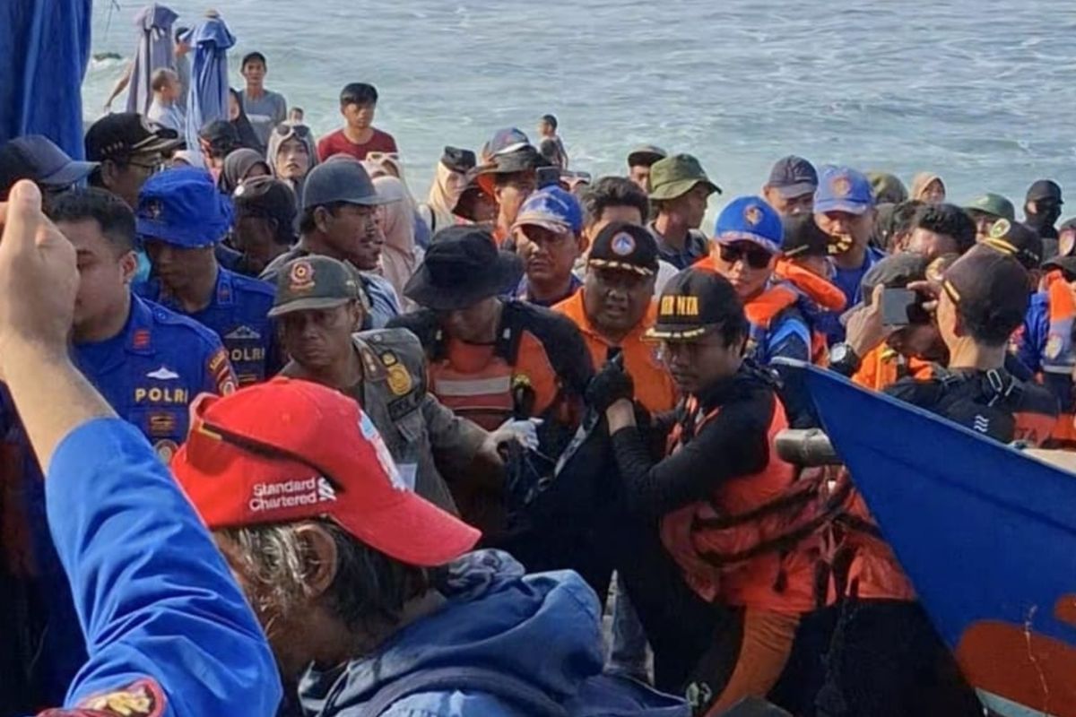 Evakuasi jenasah keempat korban laka laut Pantai Drini, Gunungkidul. Rabu (29/1/2025)
