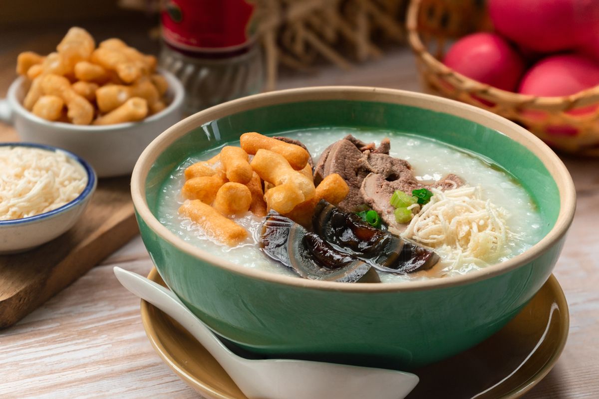 Ilustrasi bubur ayam telur pitan. 