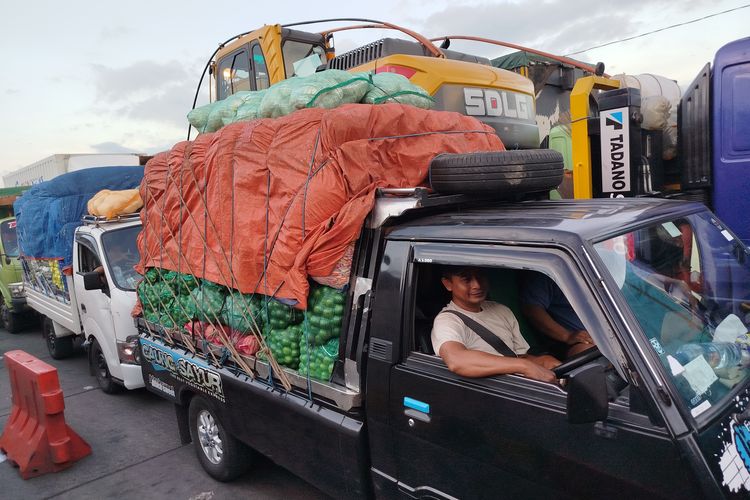 Jerit Warga Terjebak Kemacetan Panjang di Pelabuhan Ketapang Banyuwangi