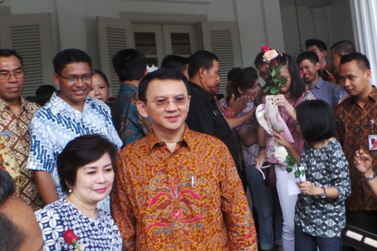 Gubernur DKI Jakarta Basuki Tjahaja Purnama atau Ahok ladeni foto warga di Pendopo Balai Kota DKI Jakarta, Jumat (21/4/2017).