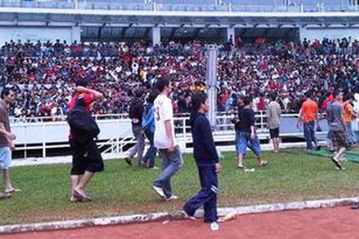 Ribuan penonton menguasai Stadion Gelora Bung Karno dan menuntut adanya tiket untuk laga final AFF, Minggu (29/12/2010).
