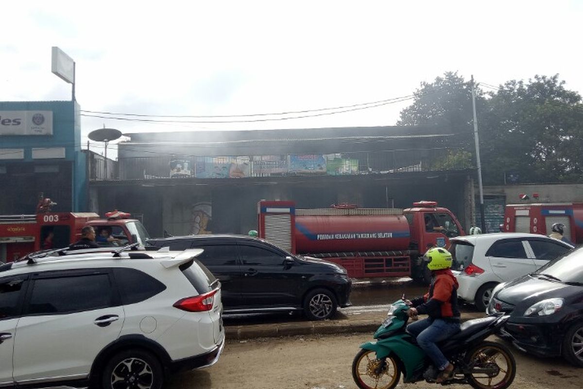 Sebuah ruko perabotan rumah tangga yang berlokasi di Jalan M. Toha, Pondok Cabe Udik, Pamulang, Tangerangan Selatan, Senin (3/2/2020) mengalami kebakaran. Diduga kebakaran tersebut terjadi karena korsleting listrik. 