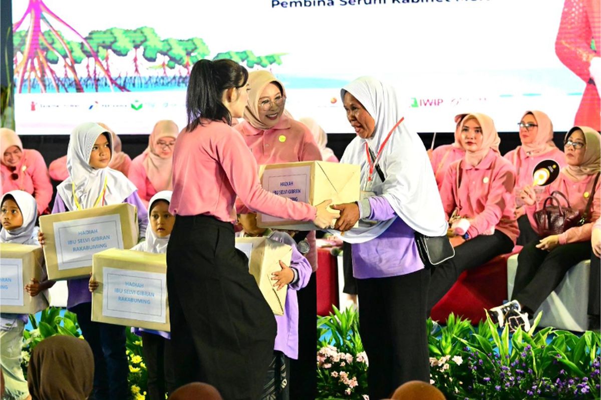 Pembina Seruni, Selvi Gibran Rakabuming, menyerahkan bantuan kepada warga Muara Kamal dalam acara Kick Off Laut Sebasah di Jakarta Utara, Minggu (10/8/2025)