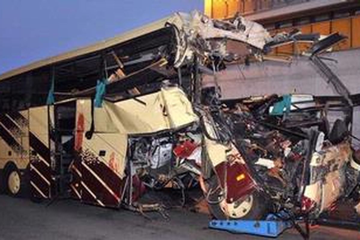 Bus mengalami rusak parah setelah menabrak dinding terowongan di Valais, Swiss, Rabu (14/3/2012). Kecelakaan itu menewaskan 28 orang, 22 orang di antaranya anak-anak, dari Belgia yang baru pulang dari bermain ski di Pegunungan Alpen, Swiss.