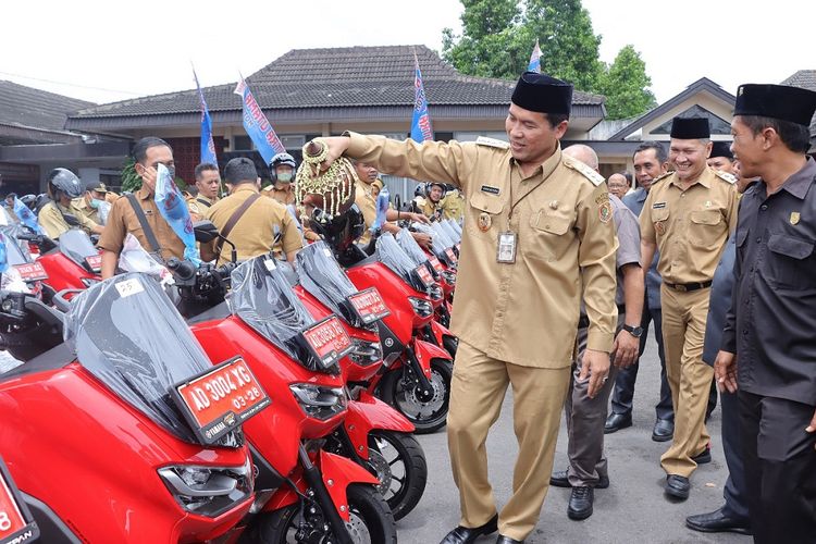 Bupati Wonogiri, Joko Sutopo dan Wakil Bupati Wonogiri, Setyo Sukarno melapas para kepala desa dan lurah untuk mengendarai sepeda motor baru sebagai kendaraan dinas operasional, Senin (3/4/2023).