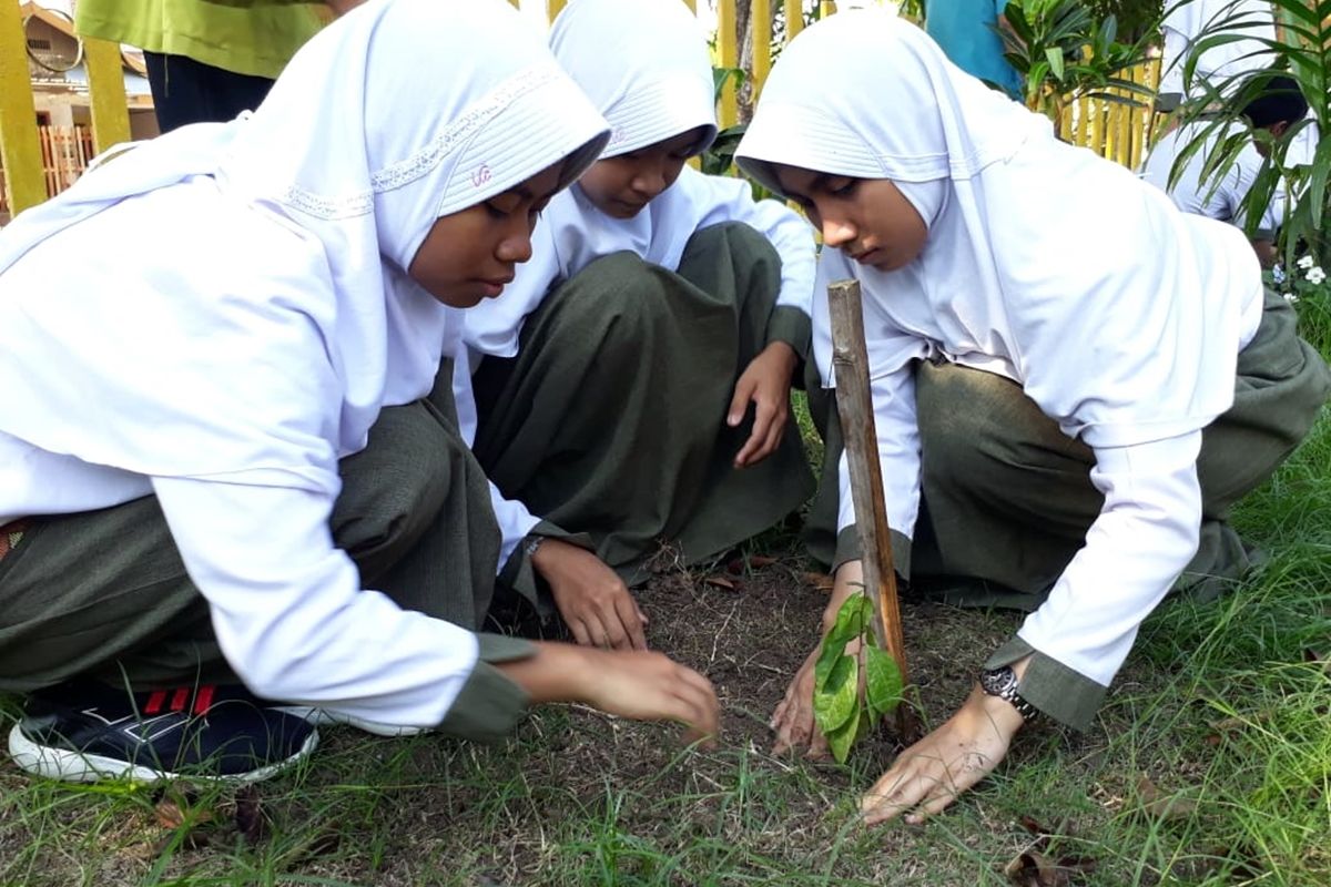 Sejumlah siswa SMA Negeri 2 Limboto kabupaten Gorontalo menanam pohon buah di halaman sekolah. Mereka memperingati Hari Pohon Sedunia bersama Perkumpulan BIOTA Gorontalo.