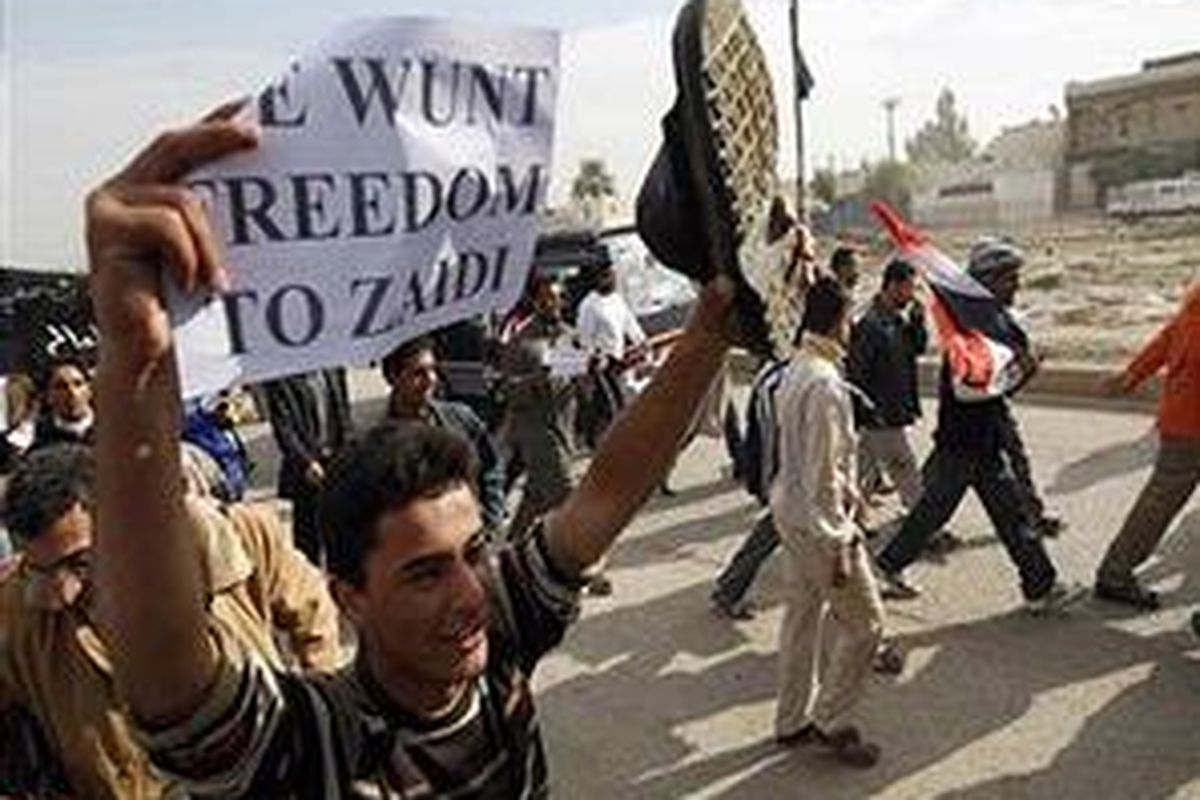 Ribuan warga Irak berdemo mendukung wartawan pelempar Presiden AS George W Bush dengan sepatu, Senin (15/12).