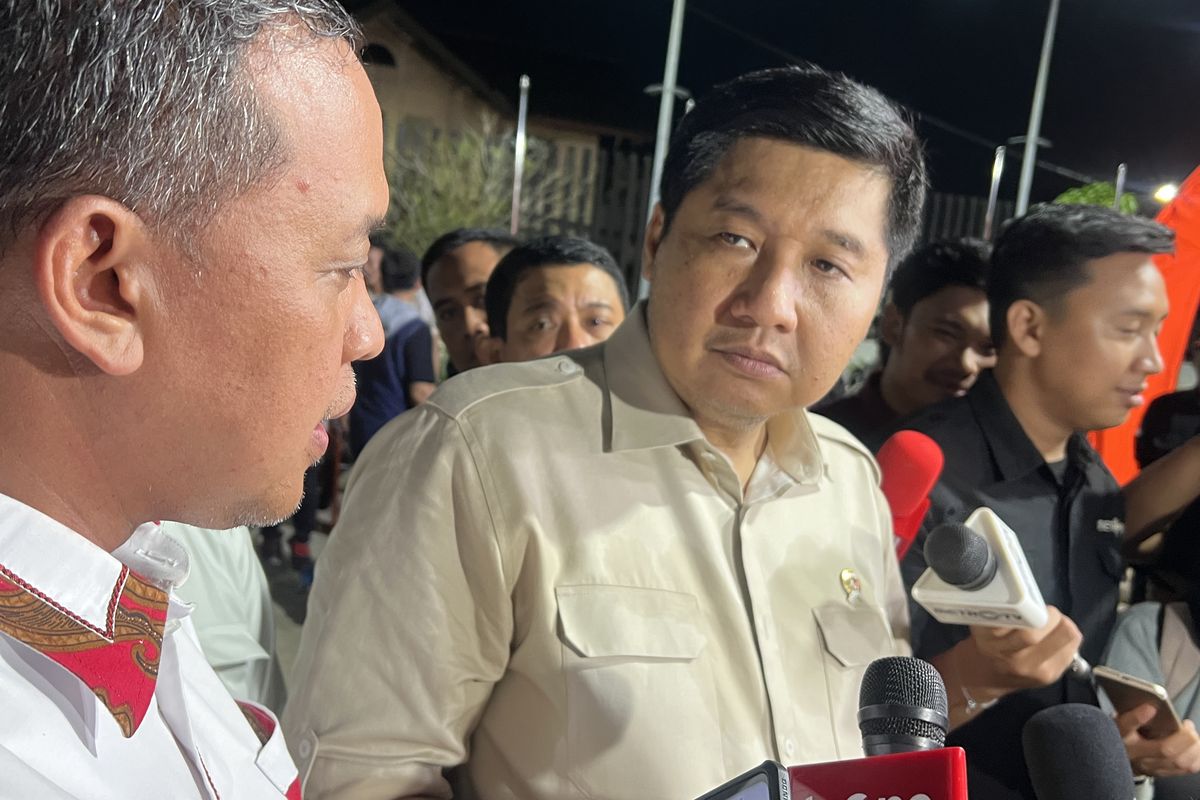 Tinjau Korban Banjir di Pondok Gede Permai, Menteri PKP Beri Semangat ke Pengungsi