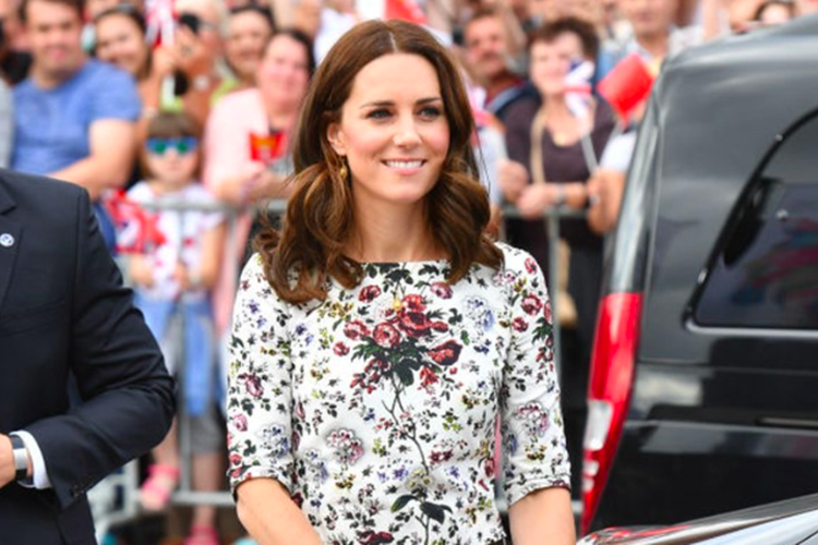 Gaya berbusana Kate Middleton yang selalu mengindahkan etika berpakaian dari Kerajaan Inggris. 