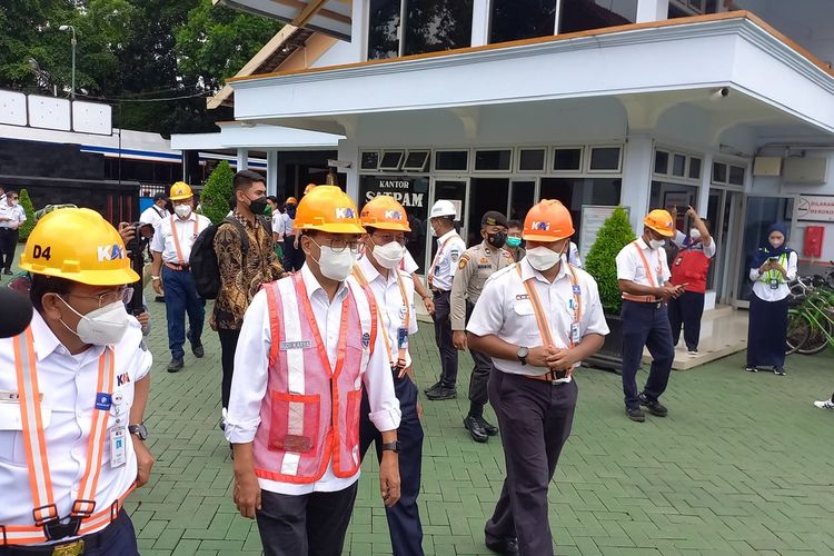 Budi Karya saat tiba di Balai Yasa Yogyakarta meninjau bengkel kereta api, Sabtu (12/3/2022)