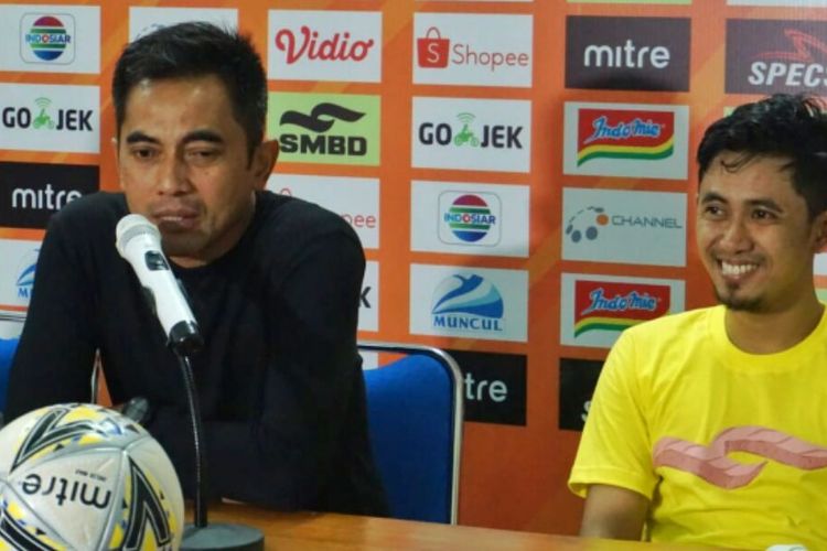 Pelatih PSS Sleman Seto Nurdiyantara dan Kapten Tim, Bagus Nirwanto saat jumpa pers usai laga melawan Arema FC 