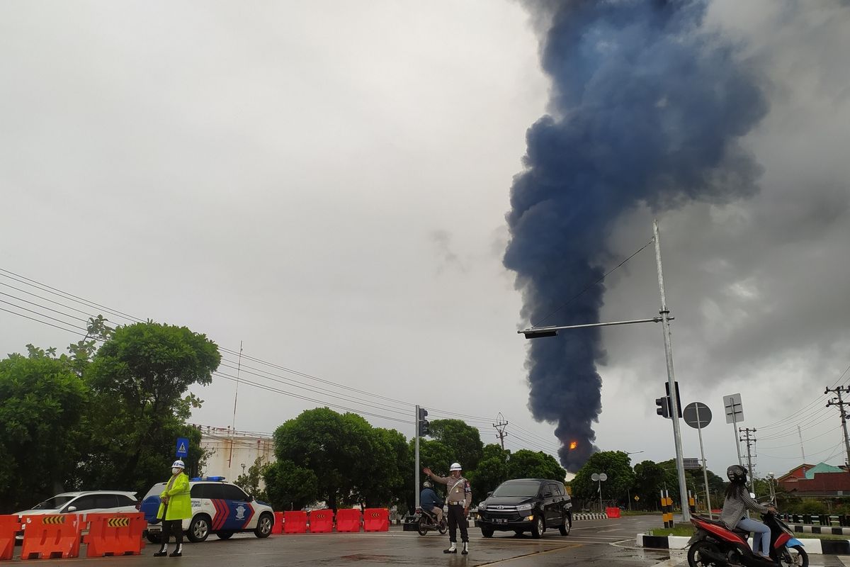 Asap hitam membumbung tinggi akibat kebakaran tangki di area PT Kilang Pertamina Internasional Cilacap, Jawa Tengah, Sabtu (14/11/2021).