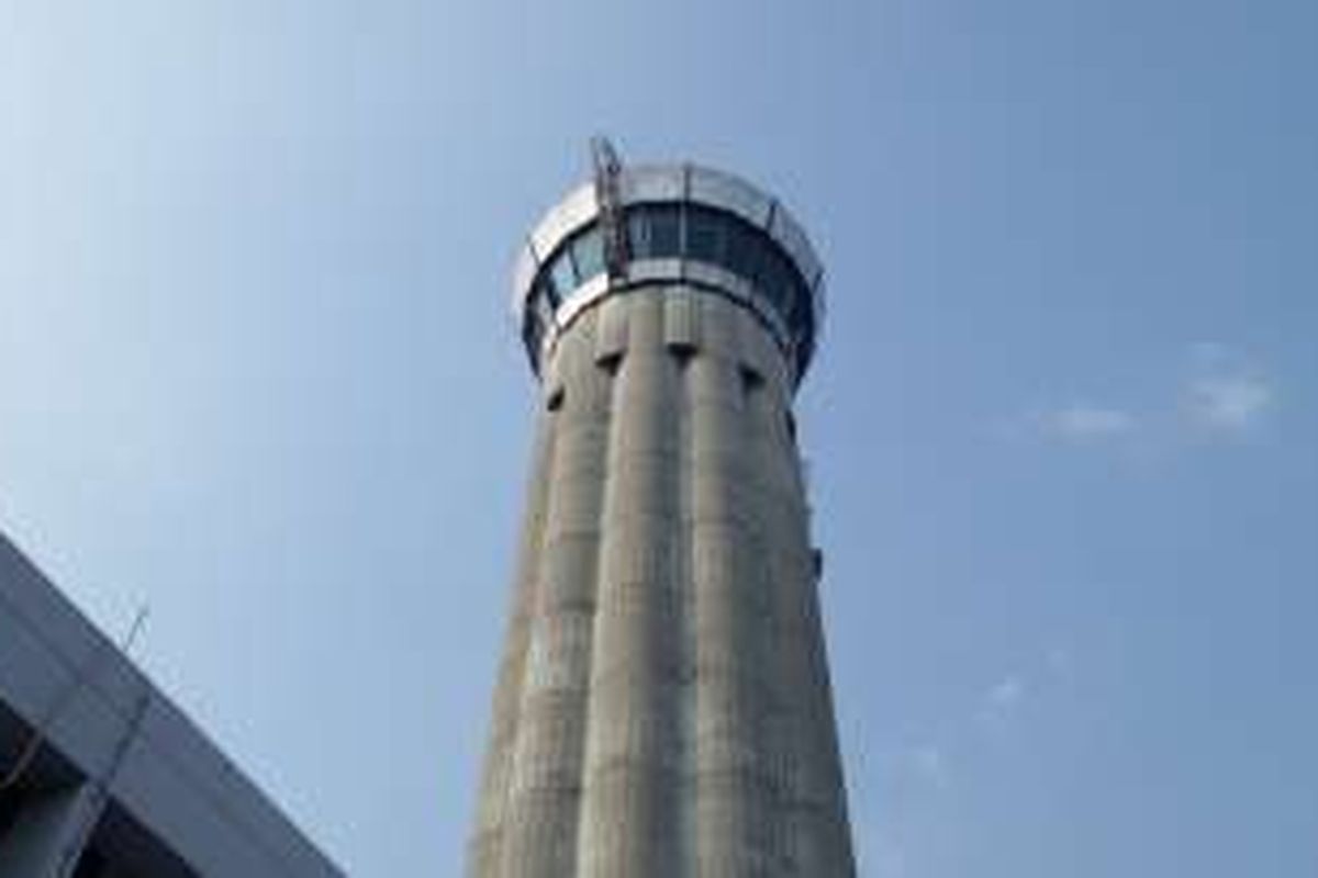 Tampak tower tempat pemandu lalu lintas udara bekerja di Jakarta Air Traffic Service Center (JATSC) Airnav Indonesia di Bandara Soekarno-Hatta, Selasa (5/7/2016).