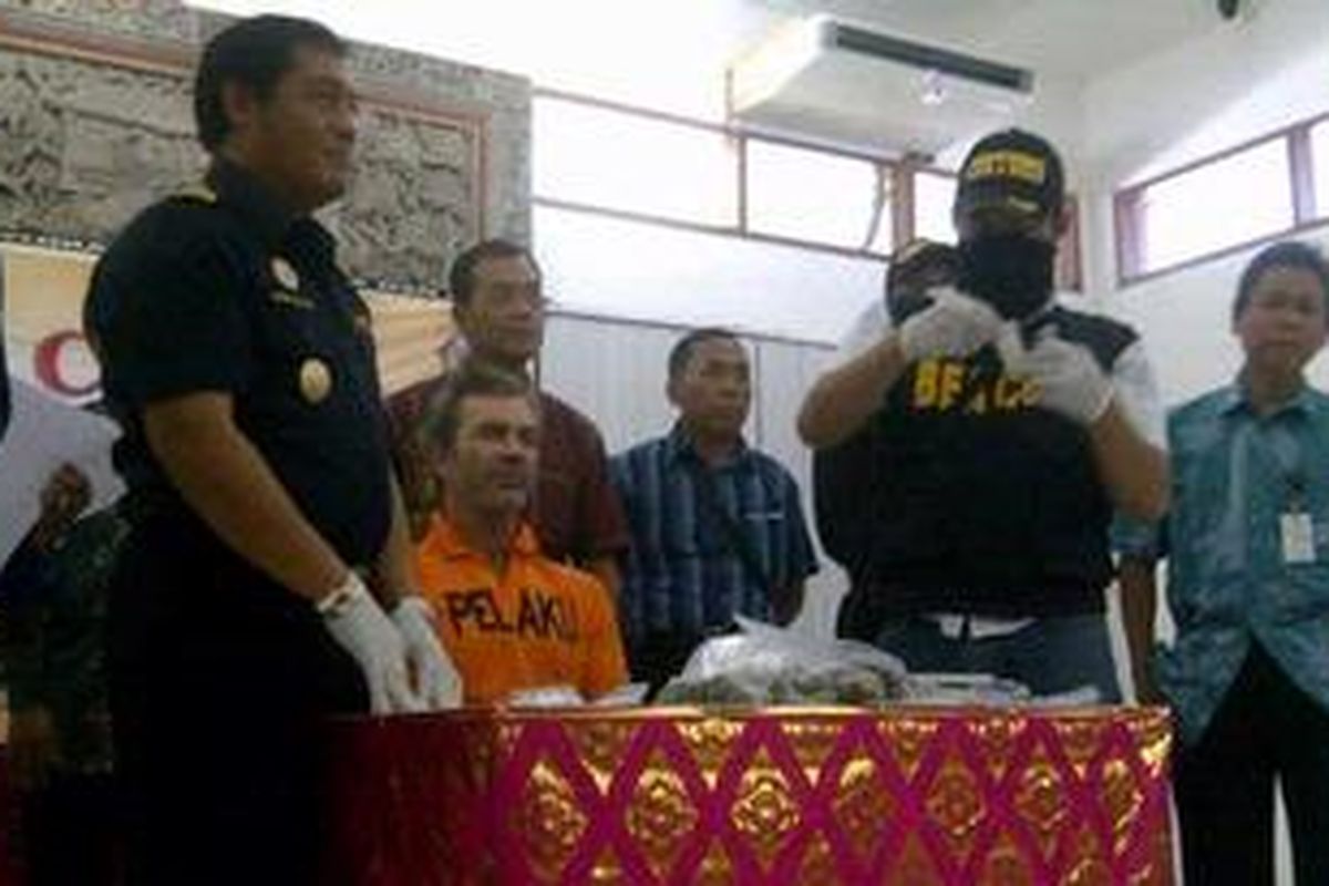 Tersangka Edward Norman Myatt terlihat santai saat dihadirkan dalam konferensi pers di Kantor Bea Cukai Ngurah Rai, Denpasar, Jumat (02/03/2012). Edward ditangkap karena menelan 72 kapsul berisi narkoba.