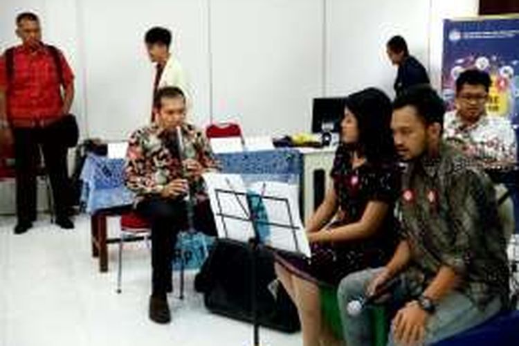 Wakil Ketua KPK, Saut Situmorang saat berkolaborasi memainkan lagu 