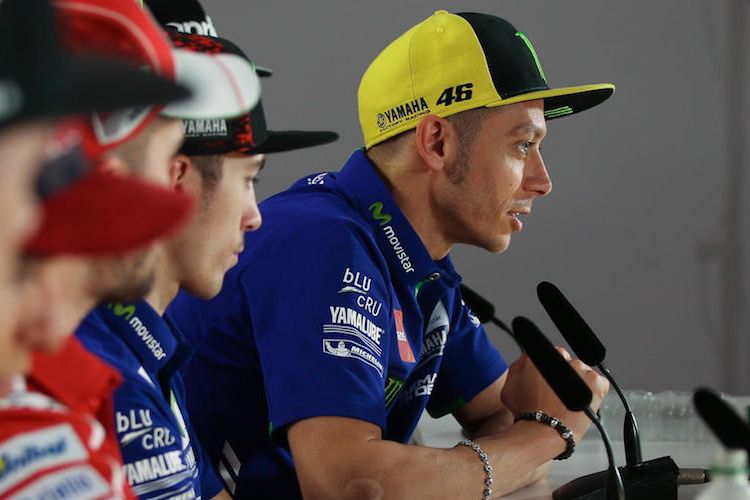 Pebalap Movistar Yamaha asal Italia, Valentino Rossi, menjawab pertanyaan wartawan pada konferensi pers jelang GP Argentina di Autodromo Termas de Rio Hondo, Kamis (6/4/2017).
