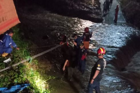 Terjebak Banjir, 8 Pengunjung Kafe Dievakuasi Pakai Tali