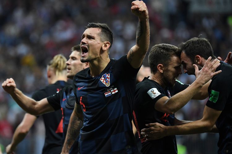 Pemain Kroasia Dejan Lovren (tengah) bersama rekan setimnya merayakan kemenangan Kroasia atas Inggris pada laga babak semifinal di Luzhniki Stadium, Rabu (11/7/2018) atau Kamis dini hari WIB. Kroasia melaju ke babak final Piala Dunia usai mengalahkan Inggris dengan skor 2-1.