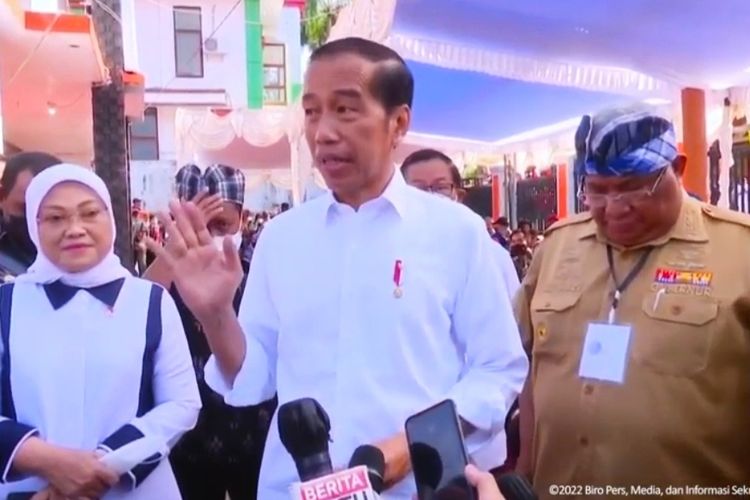 Presiden Joko Widodo memberikan keterangan pers usai meninjau penyaluran bantuan sosial di Kantor Pos Baubau, Sulawesi Tenggara, pada Selasa (27/9/2022).