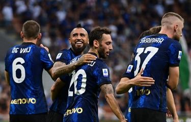 Gelandang Inter Milan, Arturo Vidal, merangkul rekannya, Hakan Calhanoglu, usai menjebol gawang Genoa pada laga Serie A 2021-2022 di Stadion Giuseppe Meazza, 21 Agustus 2021.