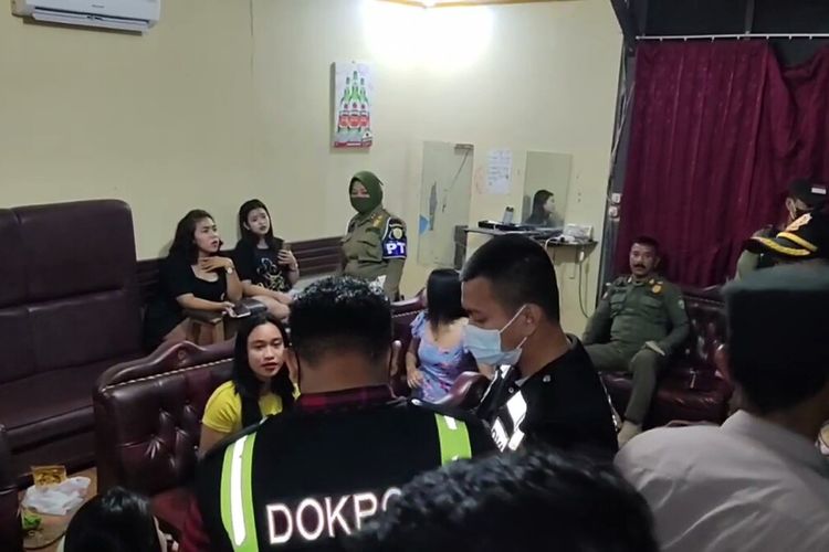 Belasan wanita pekerja malam terjaring dalam razia yang dilakukan tim gabungan di tempat hiburan malam, Kota Baubau, Sulawesi Tenggara, Minggu (27/3/2022).