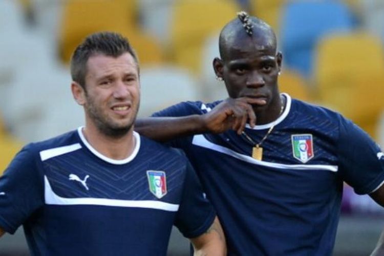 Striker tim nasional Italia, Antonio Cassano (kiri) dan Mario Balotelli (kanan).