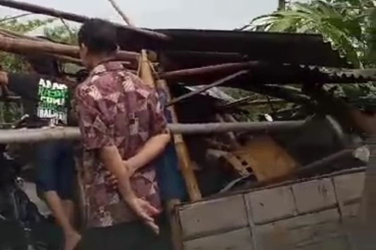 Puluhan rumah di Desa Cijeruk, Pamulihan, Sumedang, Jabar rusak diterjang angin puting beliung, Jumat (24/11/2023). Dok. Warga Cijeruk/KOMPAS.com