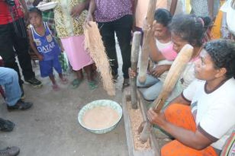 Warga Desa Oebelo, Kecamatan Amanuban Selatan, Kabupaten Timor Tengah Selatan (TTS), Nusa Tenggara Timur (NTT), sedang mengolah Putak (pakan ternak dari bagian tengah batang pohon enau). Kekeringan yang melanda desa itu membuat mereka terpaksa mengonsumsi putak sebagai makanan sehari-hari.