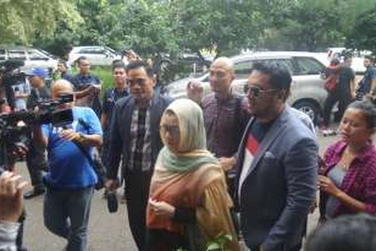 Reza Artamevia bersama kuasa hukumnya mendatangi Sentra Pelayanan Kepolisian (SPK) Mapolda Metro Jaya, Jakarta Pusat, Jumat (7/10/2016).