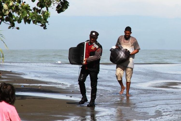 Warga menyelamatkan harta benda saat terjadinya pasang air laut (banjir rob) di pesisir pantai di kawasan Desa Ujung Kalak, Kecamatan Johan Pahlawan, Meulaboh, Kabupaten Aceh Barat, Ahad (3/7/2022) siang. 