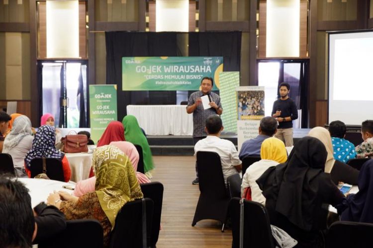 Pelatihan wirausaha PP Muslimat NU dan Forum CSR Satria Banyumas serta dihadiri oleh lebih dari 200 pengusaha UMKM untuk tingkatkan skala bisnis melalui pemanfaatan teknologi, Selasa (15/10/2018)