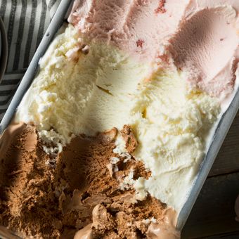 Ilustrasi es krim neapolitan, es krim tiga rasa yang populer.
