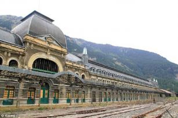 Siapa nyana di balik kemegahan arsitektur Canfranc International Railway Station ini, terjadi peristiwa mencekam genosida saat diduduki Nazi.