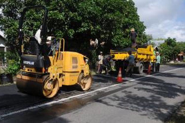 Penambalan jalan berlubang di sepanjang pulau Madura terus dikebut untuk menghadapi arus mudik dan arus balik Lebaran tahun ini.