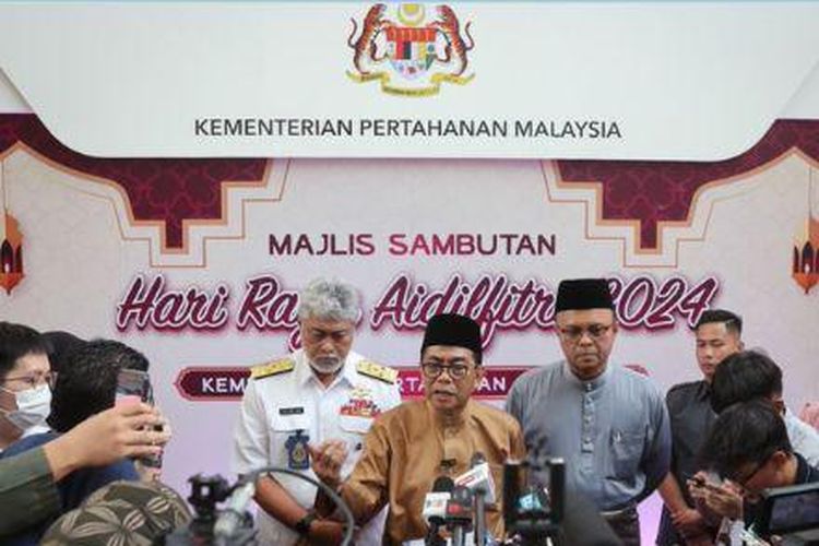 Menteri Pertahanan Malaysia Datuk Seri Mohamed Khaled Nordin pada Selasa (23/4/2024), buka suara soal insiden tabrakan dua helikopter Angkatan Laut saat latihan.