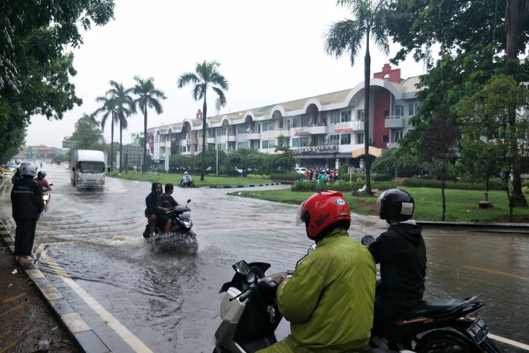 Banjir di Jalan Joglo Raya, Kembangan Jakarta Barat yang melumpuhkan akses jalan, Rabu (1/1/2020)