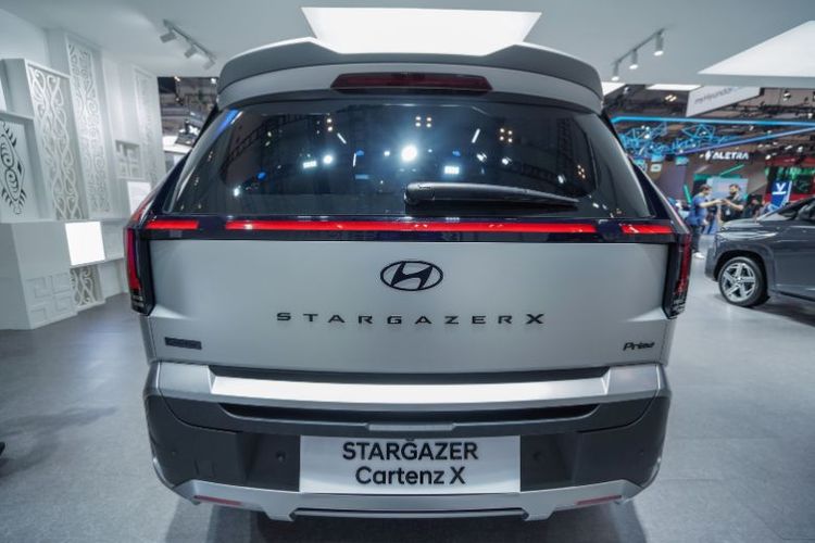 Tampak belakang STARGAZER Cartenz X menonjolkan identitas futuristik lewat lampu LED horizontal dan emblem ?X? sebagai simbol performa crossover. 