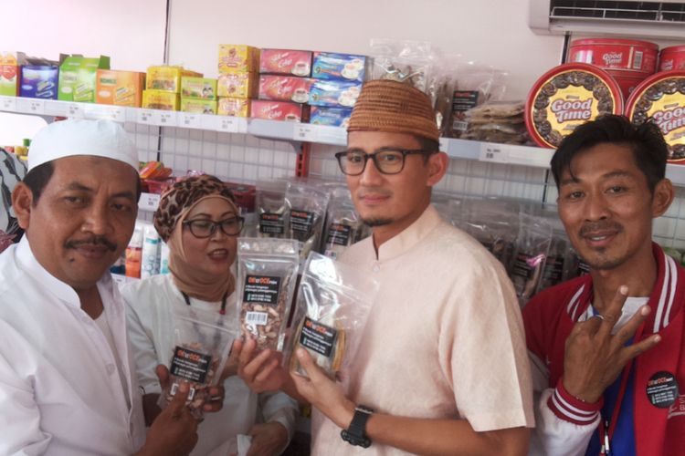 Wakil gubernur terpilih DKI Jakarta Sandiaga Uno saat acara peresmian OK-OCE Mart kedua di Jakarta pada Kamis (15/6/2017). OK-OCE Mart yang kini diresmikan Sandi berlokasi di sekitar perkampungan nelayan di Jalan Dermaga, Muara Karang, Penjaringan, Jakarta Utara.
