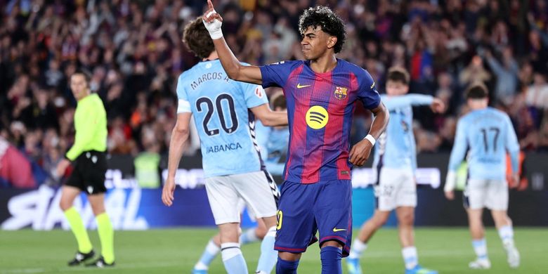 Penyerang Barcelona, Lamine Yamal, meminta pertolongan medis setelah mencetak gol pembuka dari titik penalti pada laga Liga Spanyol antara FC Barcelona dan RC Celta de Vigo di stadion Camp Nou di Barcelona pada 22 April 2026.