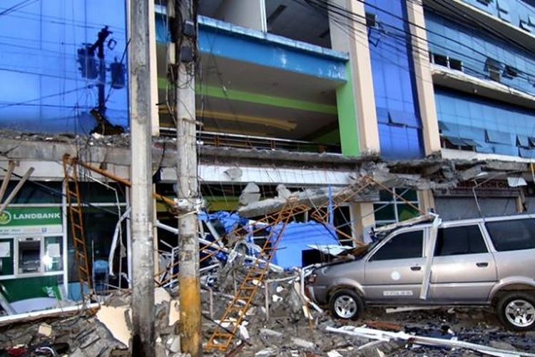 Sebuah gedung mengalami kerusakan akibat gempa yang menghantam Surigao City, di wilayah selatan Filipina, Jumat (10/2/2017) malam.
