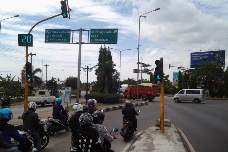 Jalan persimpangan Brangsong Kendal, yang menuju Kaliwungu dan Semarang. Kompas. Properti /Slamet Priyatin