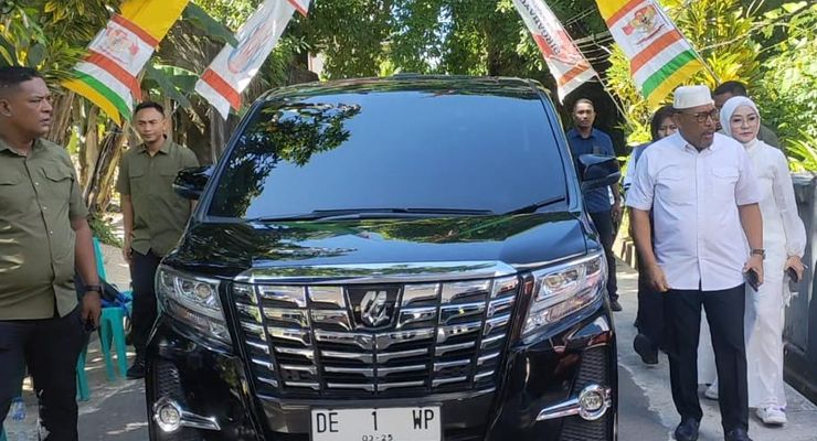 Cagub Maluku Murad Ismail Bercanda dengan Mantan Pacar di Bilik Suara