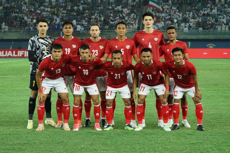 Timnas Indonesia saat berfoto sebelum memulai pertandingan. Terdekat, timnas Indonesia akan melawan Kamboja di Piala AFF 2022. Laga Indonesia vs Kamboja dalam jadwal Piala AFF 2022 bakal bergulir di Stadion Gelora Bung Karno (SUGBK) pada Jumat (23/12/2022). Artikel ini berisi prediksi Indonesia vs Kamboja.