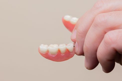 Pria Inggris Mendapat Paket Berisi Gigi Palsunya Sendiri yang Hilang 11 Tahun Lalu